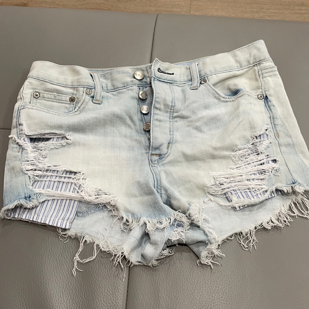 American Eagle Ripped Light Washed Jean Shorts Size 4